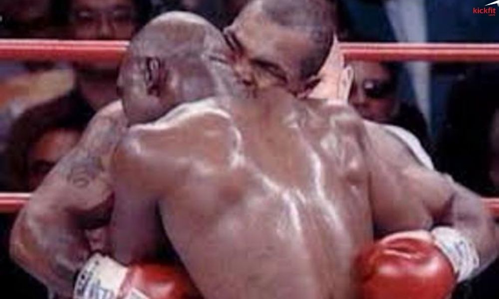 Mike Tyson cắn đứt tai Evander Holyfield: Điều gì xảy ra với mảnh tai? - Ảnh 1.