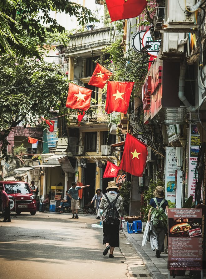 Người dân Hà Nội treo cờ đỏ Tổ Quốc đỏ thắm chào đón &quot;ngày hội toàn dân&quot; - Ảnh 3.