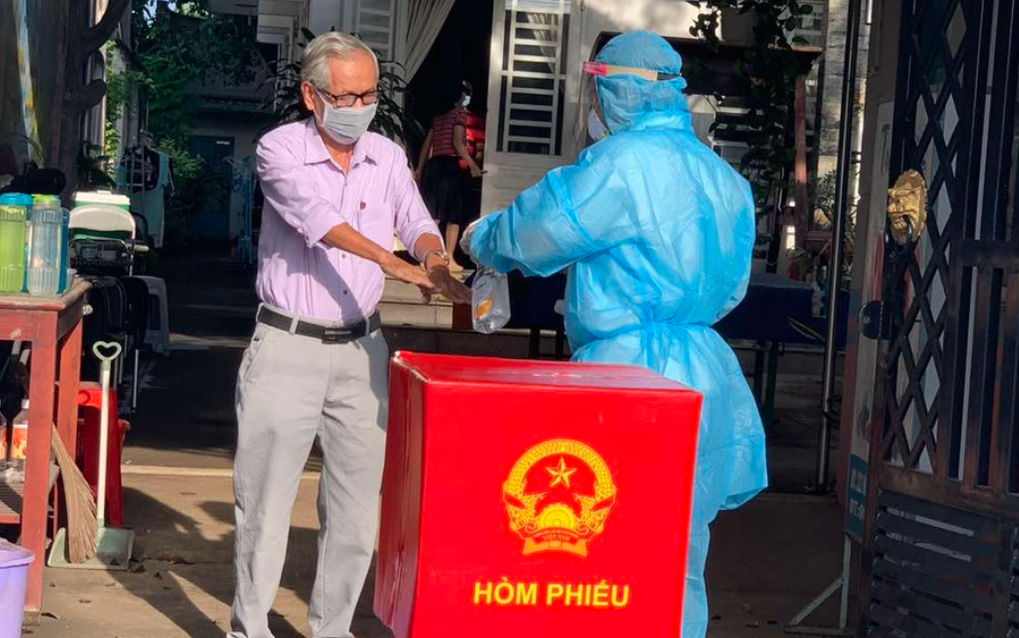 Hình ảnh cử tri khu vực phong toả ở Đồng Nai bỏ phiếu bầu cử - Ảnh 4.