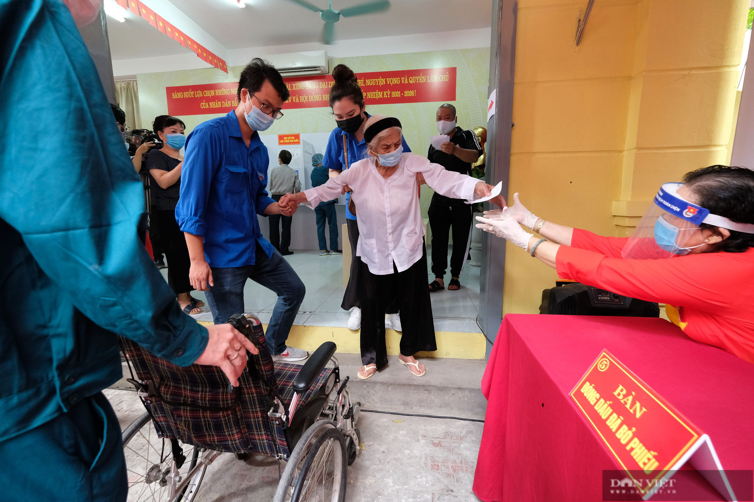 Loạt hình ảnh xúc động trong ngày bầu cử trên khắp cả nước - Ảnh 4.