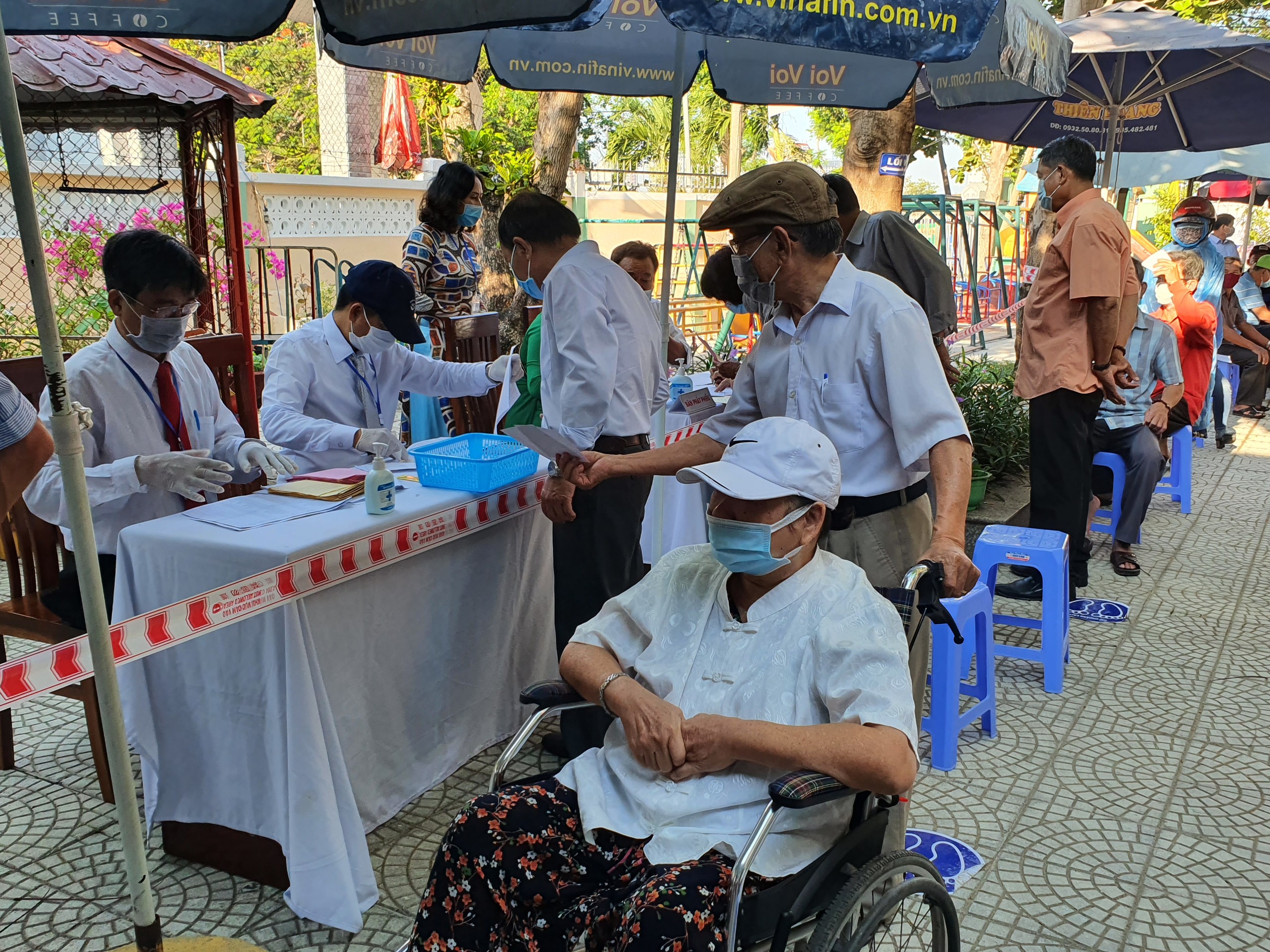 Cử tri Đà Nẵng: &quot;Bao giờ cảm xúc cũng khó tả như lần đầu&quot; - Ảnh 5.