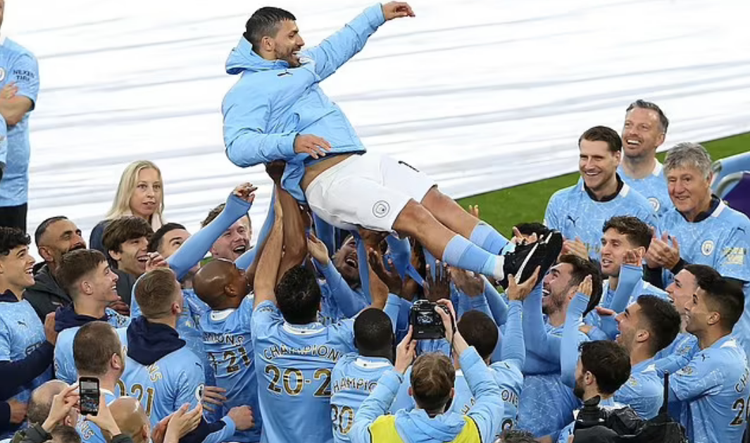 Aguero được đồng đội tri ân trong trận hạ màn mùa giải.