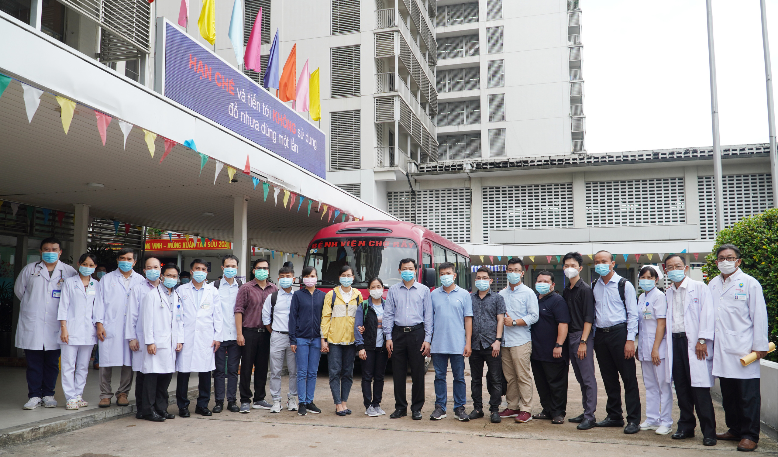 Covid-19: Đội phản ứng nhanh Bệnh viện Chợ Rẫy đến &quot;điểm nóng&quot; Bắc Giang - Ảnh 1.
