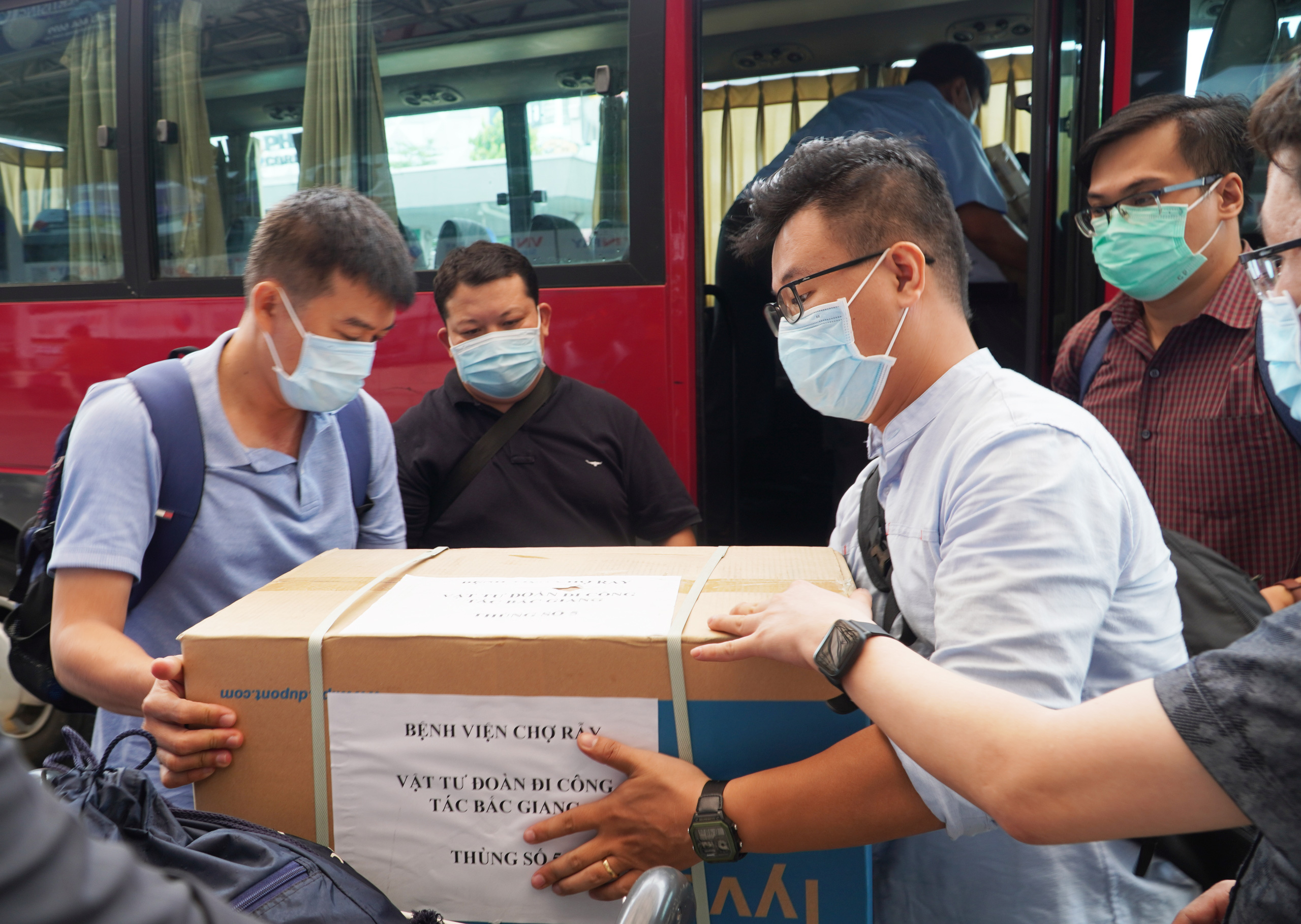 Covid-19: Đội phản ứng nhanh Bệnh viện Chợ Rẫy đến &quot;điểm nóng&quot; Bắc Giang - Ảnh 3.