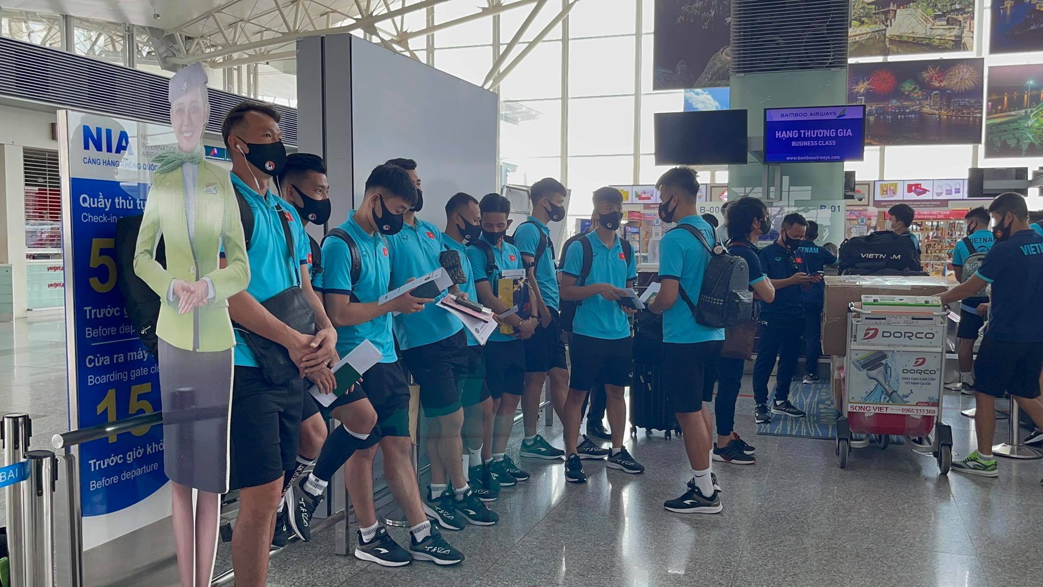 ĐT Việt Nam mang 1 tấn hành lý sang UAE  - Ảnh 1.