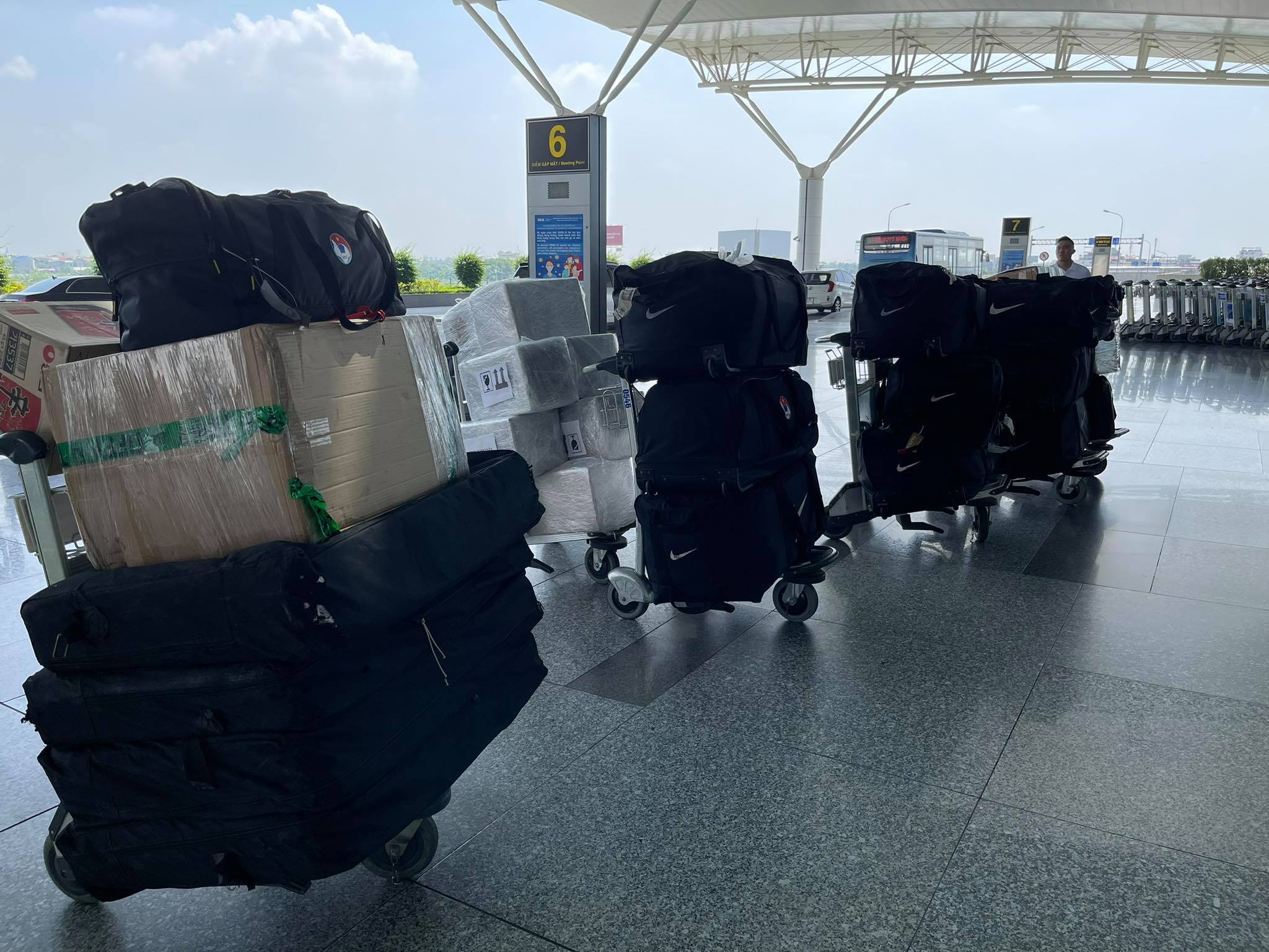 ĐT Việt Nam mang 1 tấn hành lý sang UAE  - Ảnh 7.