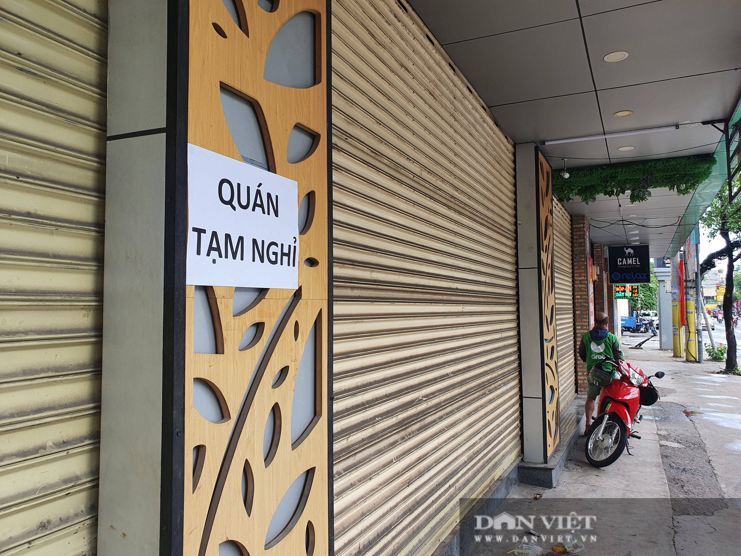 Hàng quán, tiệm hớt tóc tại TP.HCM đóng cửa sớm vì 36 ca nghi mắc Covid-19 - Ảnh 4.