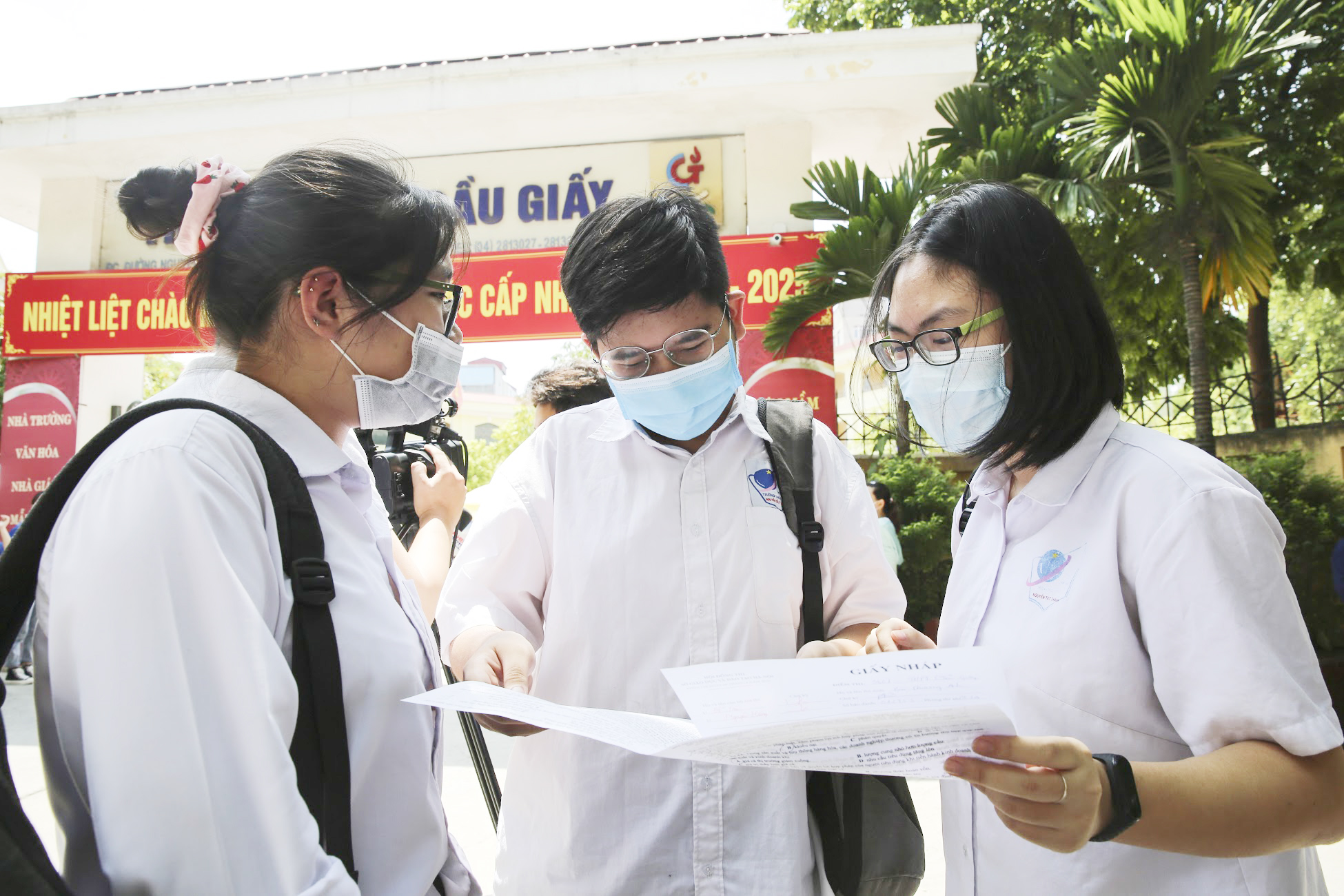 Hà Nội yêu cầu học sinh lớp 9, lớp 12 không ra khỏi địa bàn cho đến khi thi xong - Ảnh 1.