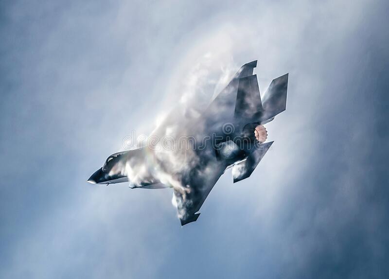 Điều gì xảy ra khi F-35 Mỹ và J-10 Trung Quốc xông vào hỗn chiến? - Ảnh 1.