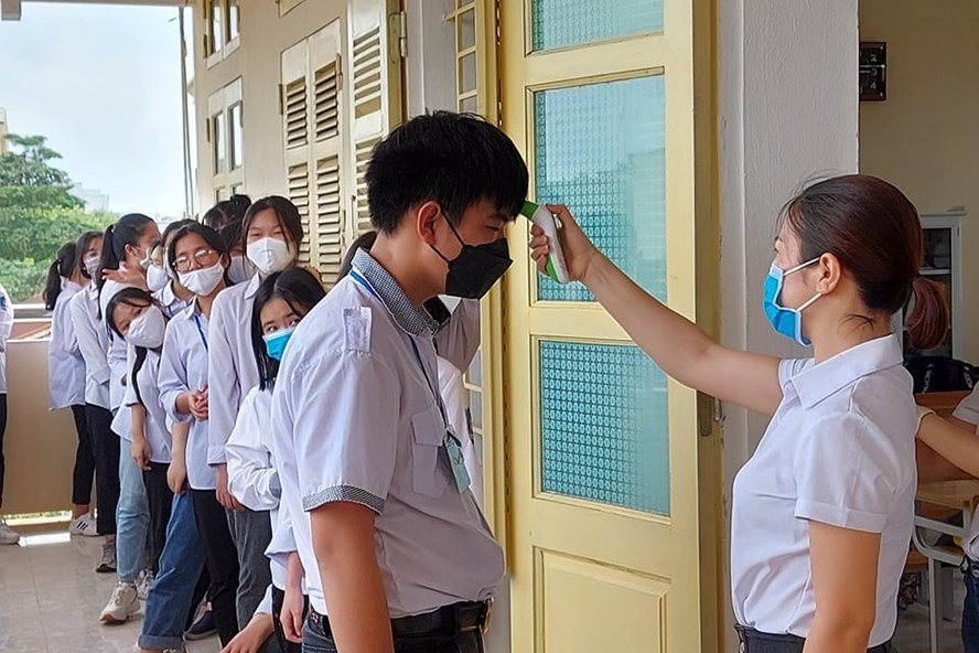 Hà Nội có thêm ca dương tính Covid-19, trường học lên phương án thi online hoặc thi tập trung theo khối - Ảnh 1.