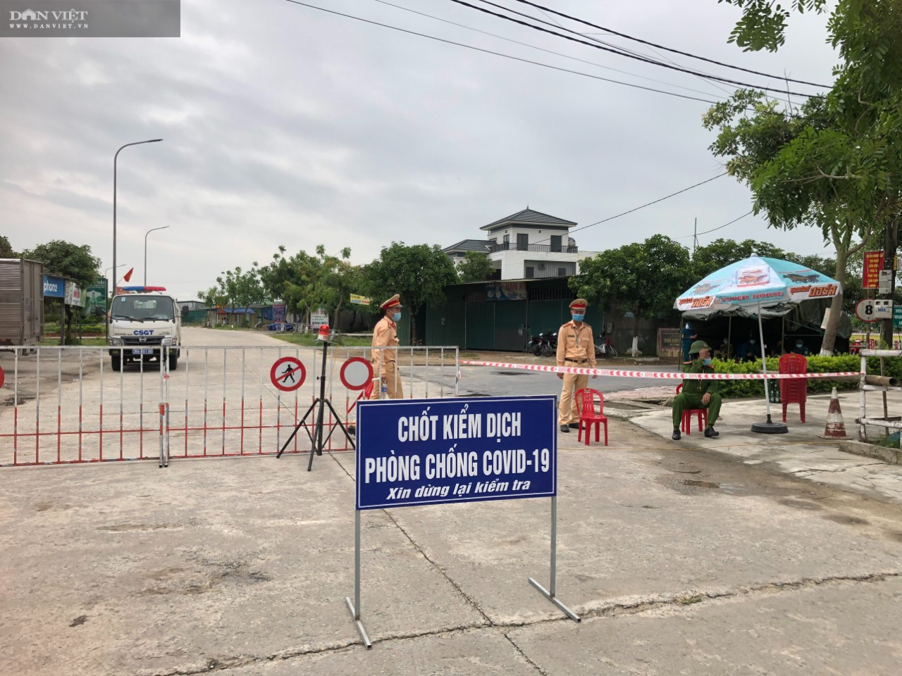 CLIP - ẢNH: Phong toả 2 thôn (xã Tượng Sơn và Việt Tiến, Hà Tĩnh) có trường hợp dương tính với Covid-19 - Ảnh 11.