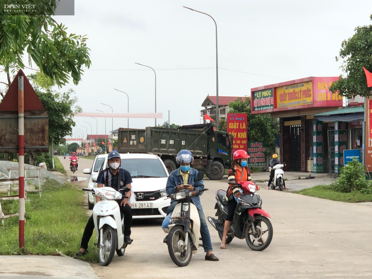CLIP - ẢNH: Phong toả 2 thôn (xã Tượng Sơn và Việt Tiến, Hà Tĩnh) có trường hợp dương tính với Covid-19 - Ảnh 7.