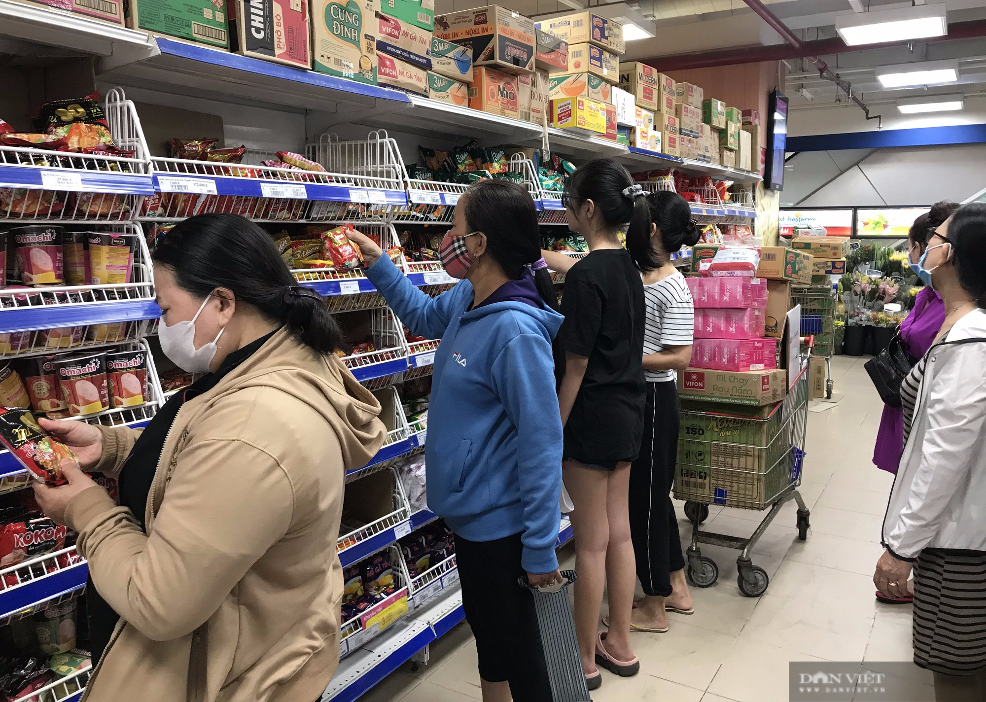 Nhà cung cấp đề nghị siêu thị tăng giá dầu ăn, sữa, mì gói… - Ảnh 1.