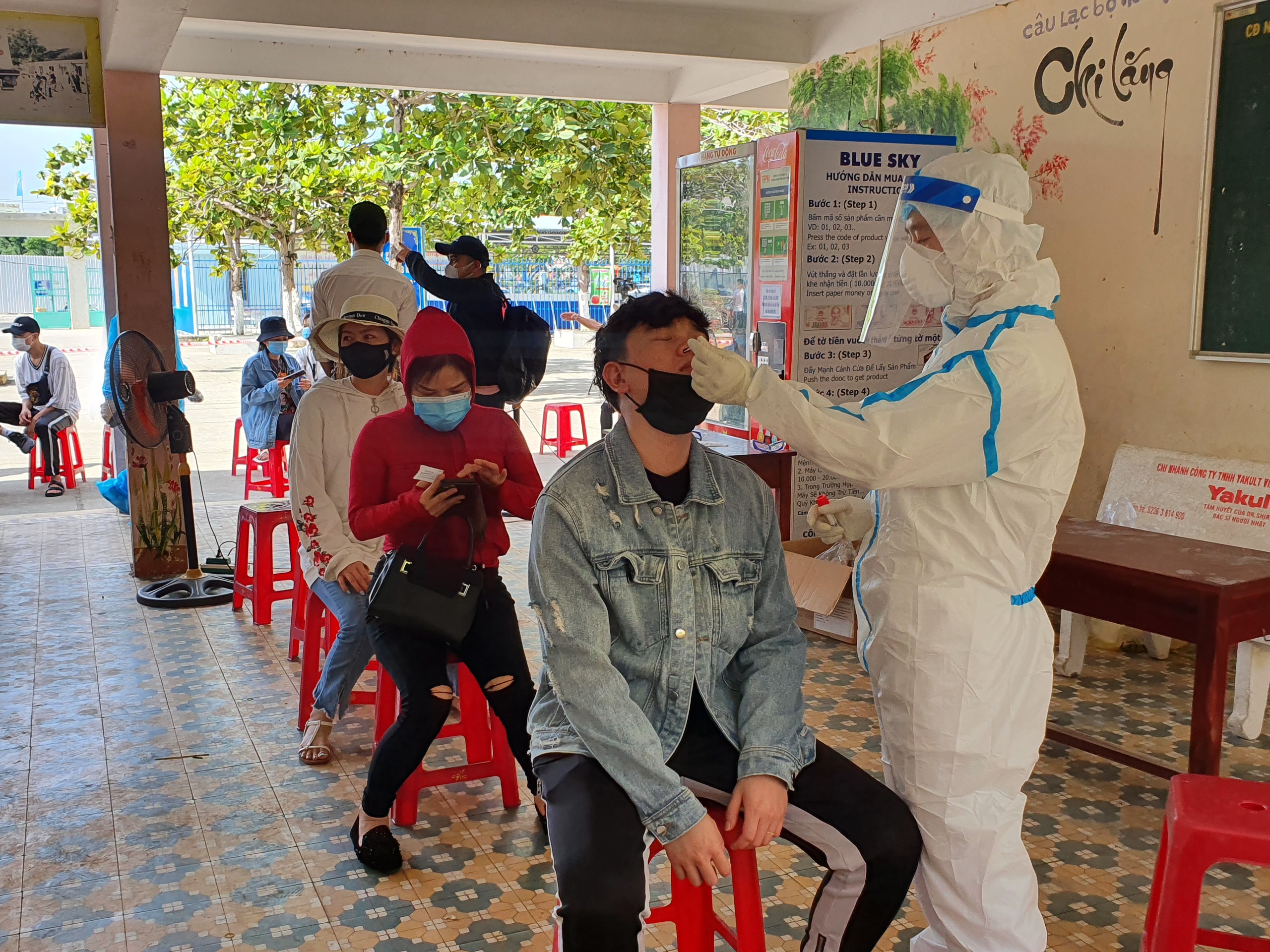 Đà Nẵng: Xét nghiệm Covid-19 cho tất cả nhân viên tại quán bar, vũ trường, karaoke, massage… - Ảnh 1.
