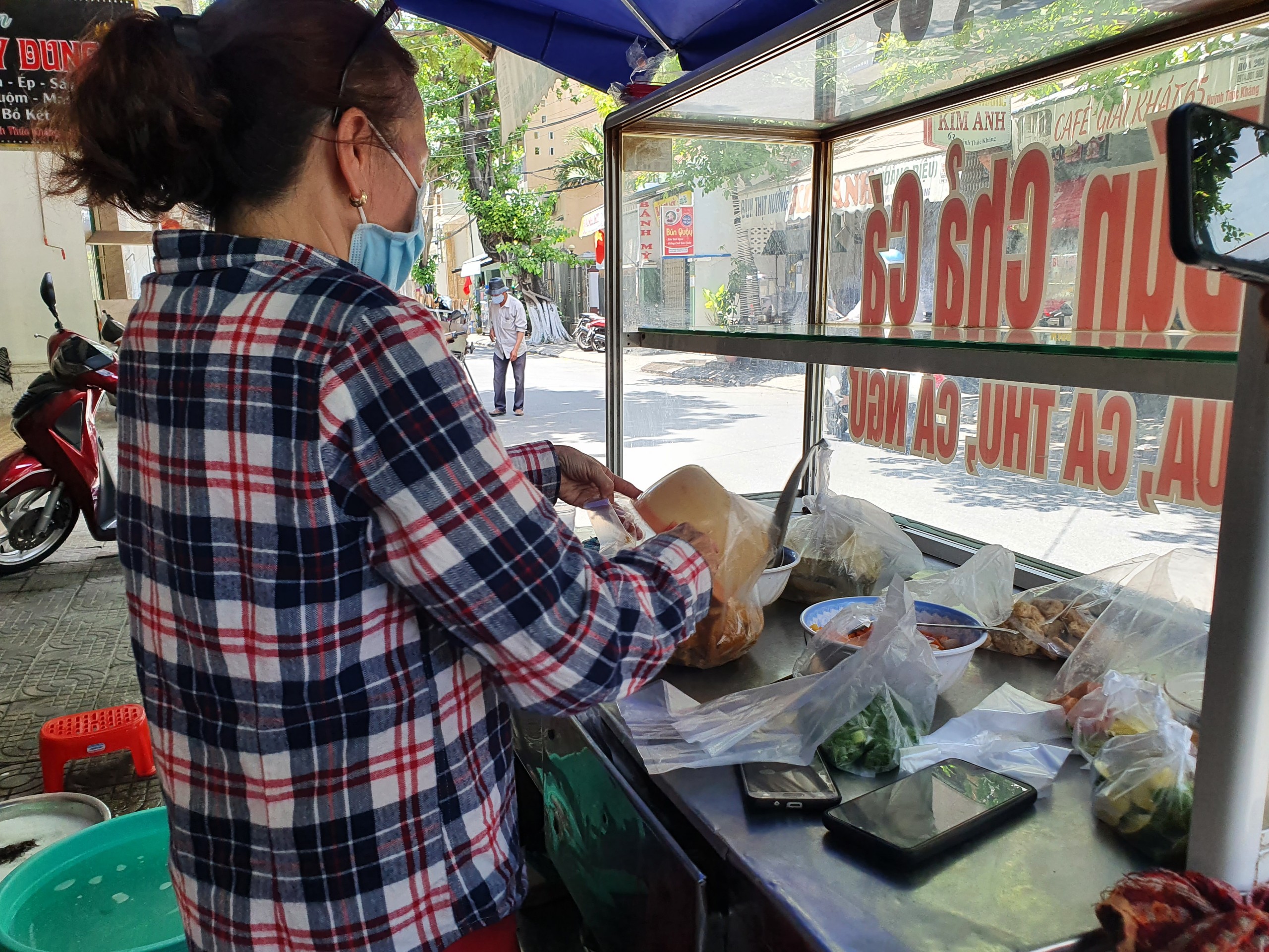  Đà Nẵng: Hàng quán &quot;vui vẻ&quot; đóng cửa phòng dịch - Ảnh 3.