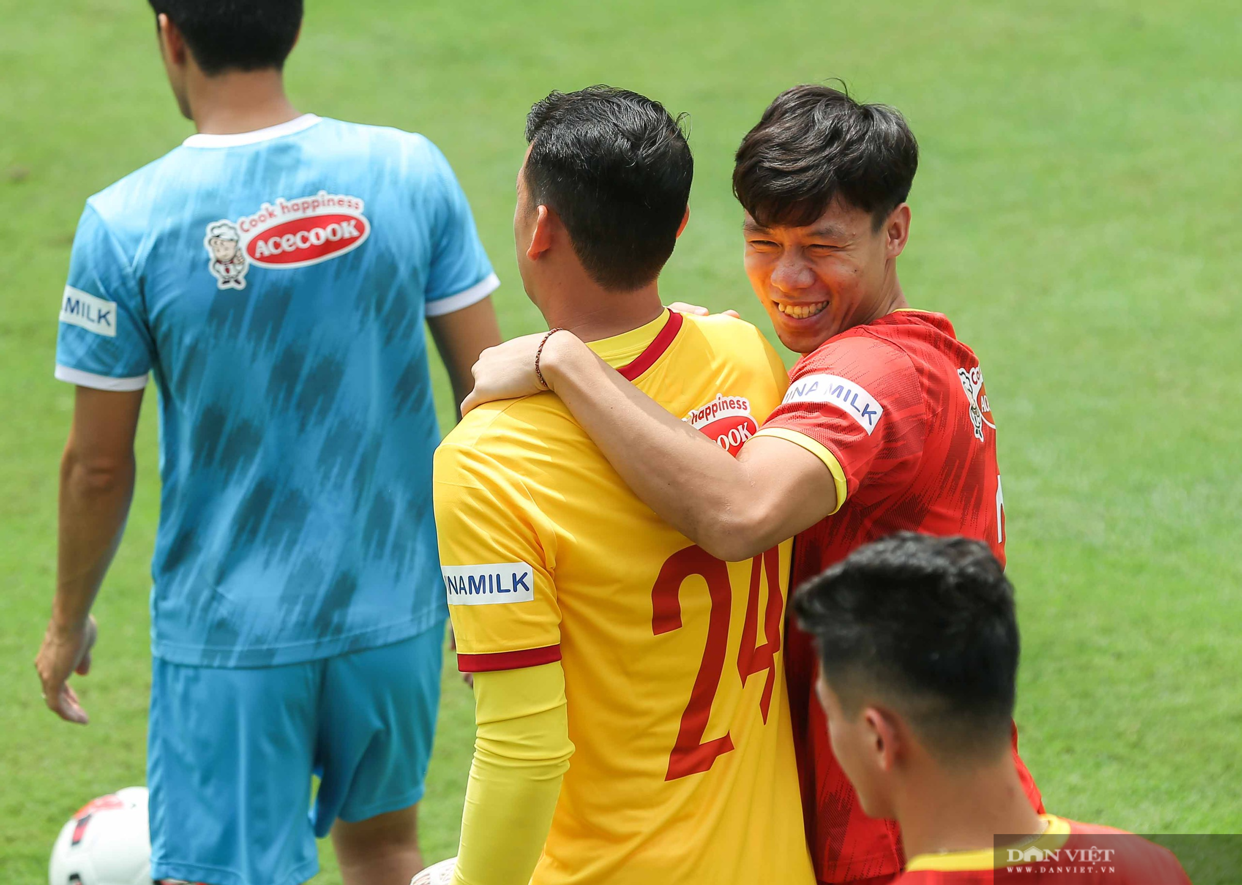 Đình Trọng, Công Phượng toát mồ hôi khi phải căng mình tập giữa trưa - Ảnh 9.