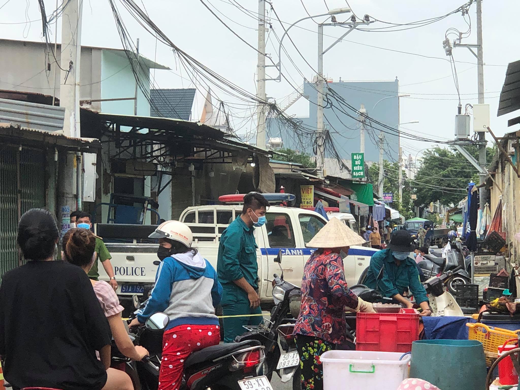 Nghi phạm đổ xăng đốt nhà khiến đôi vợ chồng bị bỏng nặng do mâu thuẫn buôn bán - Ảnh 1.
