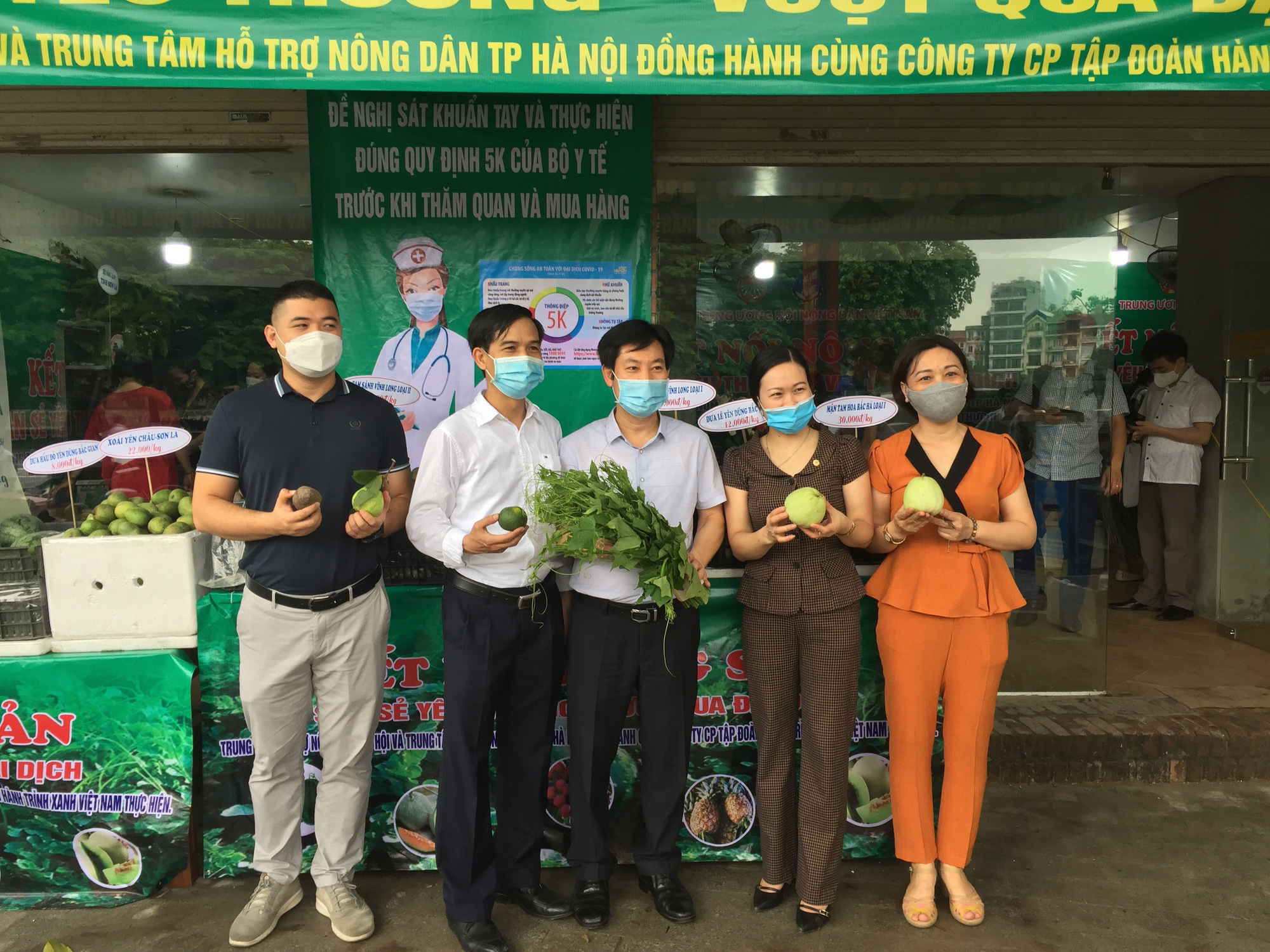 Hơn 700 cửa hàng rộng cửa đón nông sản mùa dịch - Ảnh 1.