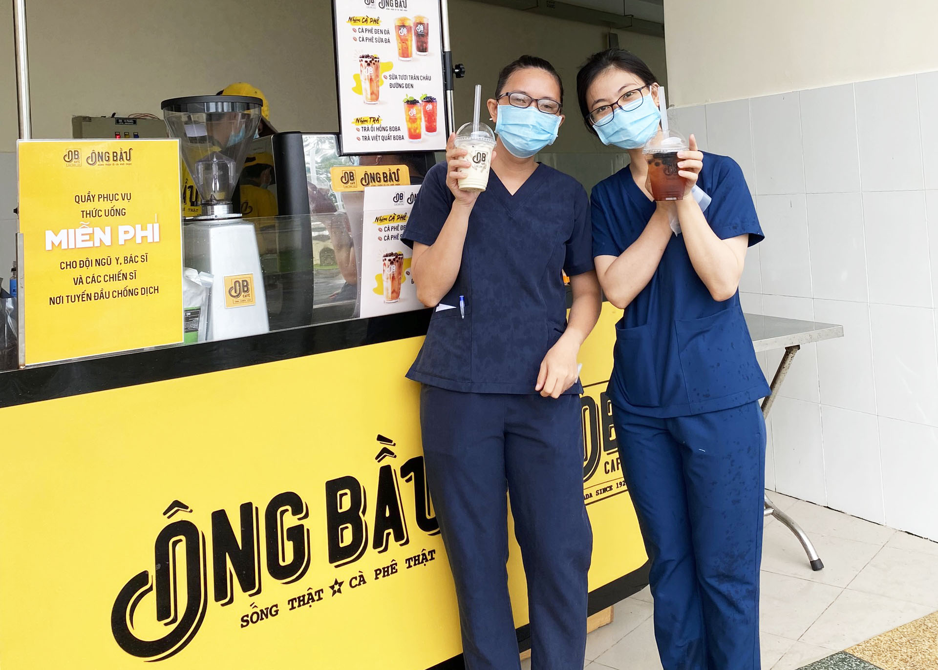 Cà phê Ông Bầu đến các bệnh viện tuyến đầu tiếp thêm năng lượng cho y bác sỹ - Ảnh 1.