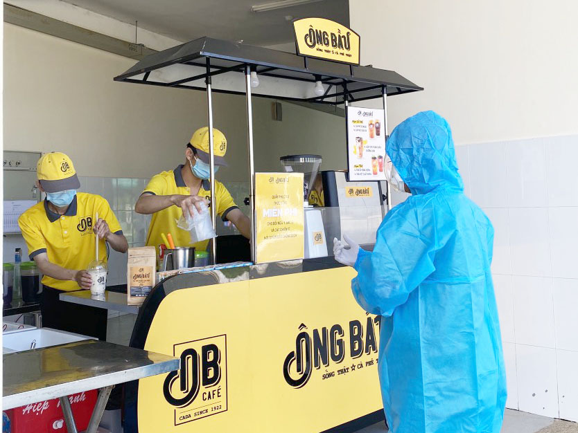 Cà phê Ông Bầu đến các bệnh viện tuyến đầu tiếp thêm năng lượng cho y bác sỹ - Ảnh 2.