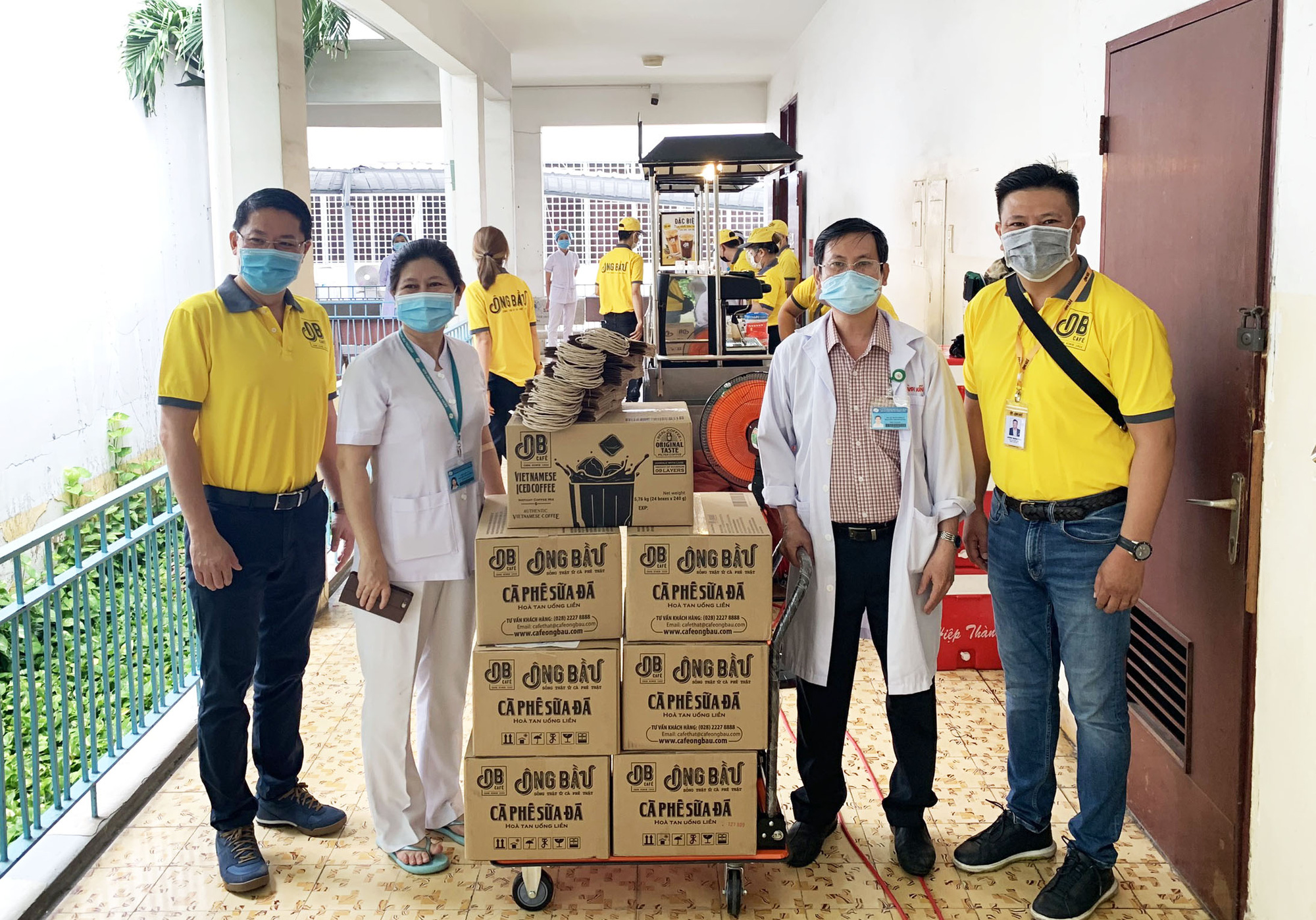 Cà phê Ông Bầu đến các bệnh viện tuyến đầu tiếp thêm năng lượng cho y bác sỹ - Ảnh 3.
