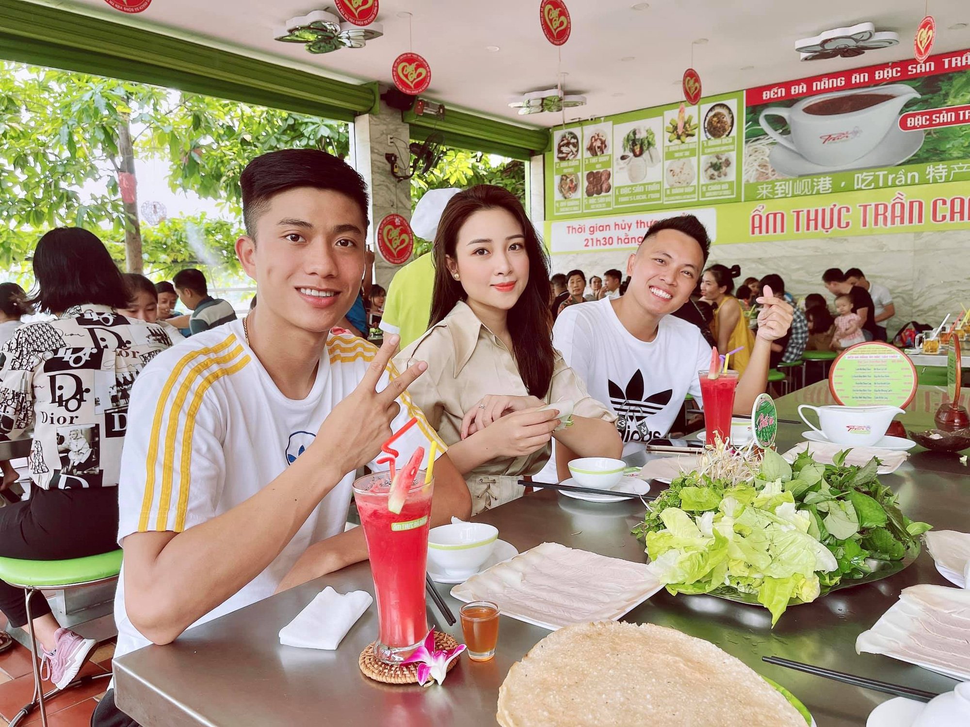 Vợ xinh của Phan Văn Đức: “Chiến thắng trở về sẽ đãi đặc sản quê nhà” - Ảnh 4.