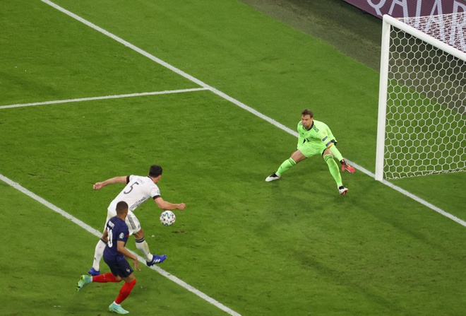 Hummels phá bóng như tiền đạo đối phương dứt điểm.