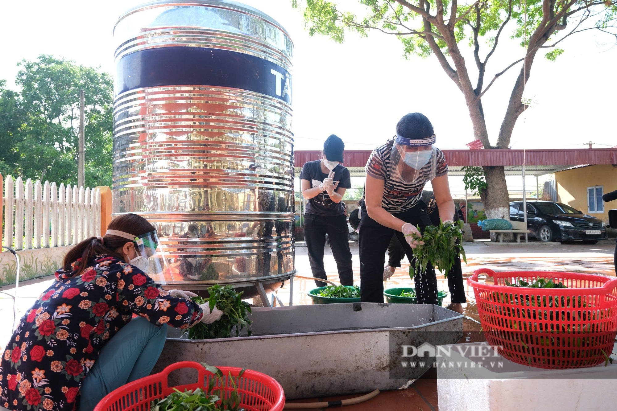 Bắc Giang: Bếp ăn nghĩa tình của những người &quot;cầm phấn&quot;, tiếp lửa cho tiền tuyến chống dịch - Ảnh 1.