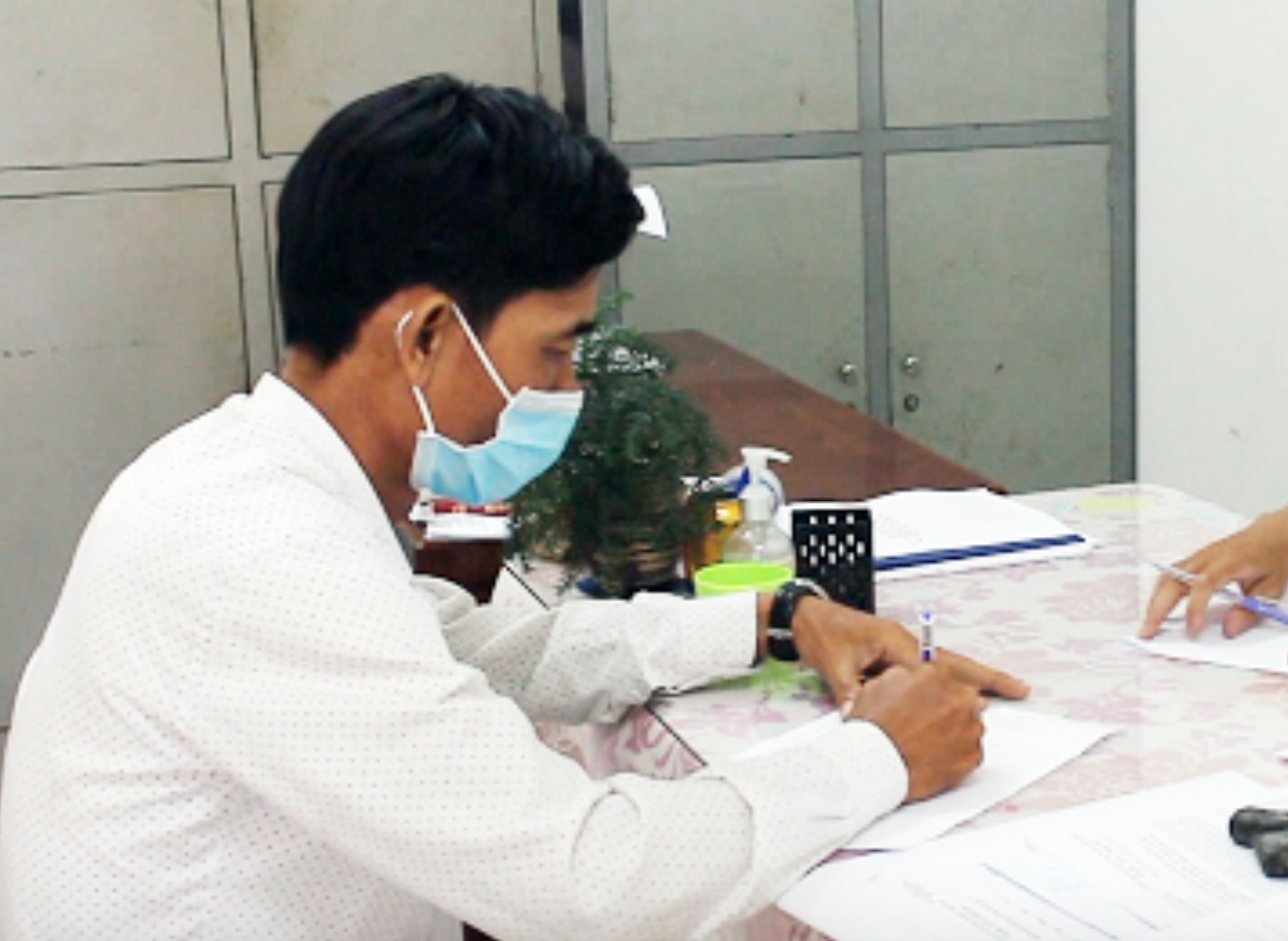 Bắt tạm giam 3 tháng kẻ dùng thẻ “công vụ đặc biệt” giả, đòi gặp 5 người Trung Quốc - Ảnh 1.