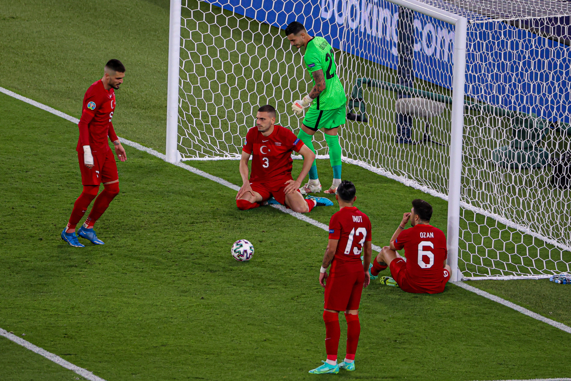 Euro 2020 lập kỷ lục… đá phản lưới nhà: 5 cầu thủ “số nhọ” gồm những ai? - Ảnh 2.