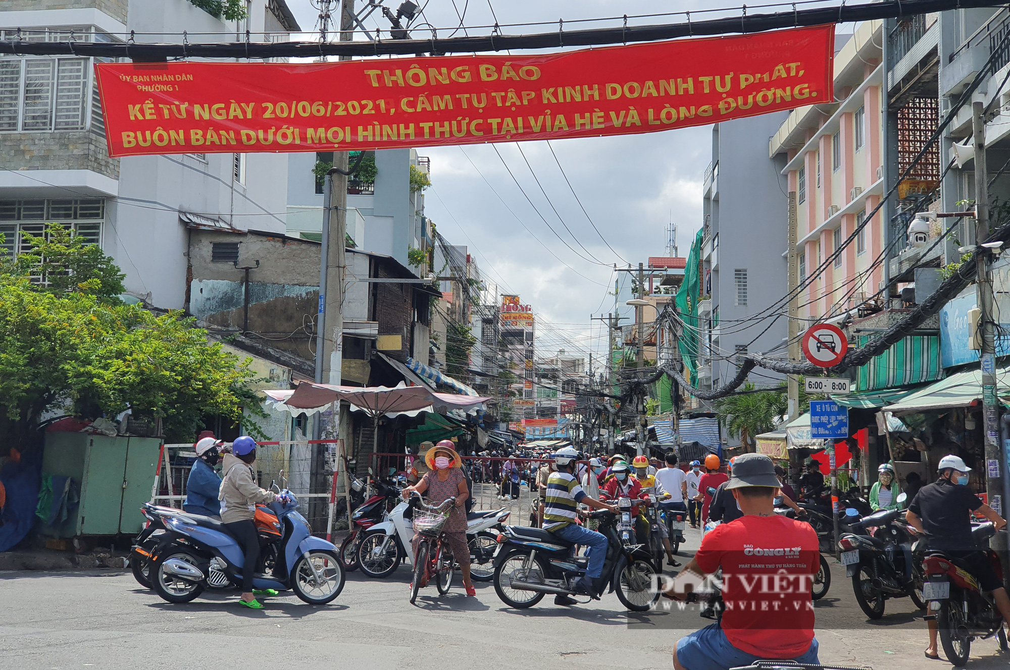 TP.HCM dẹp &quot;điểm nóng&quot; chợ tự phát, siêu thị tăng nguồn cung, giảm giá sâu - Ảnh 1.
