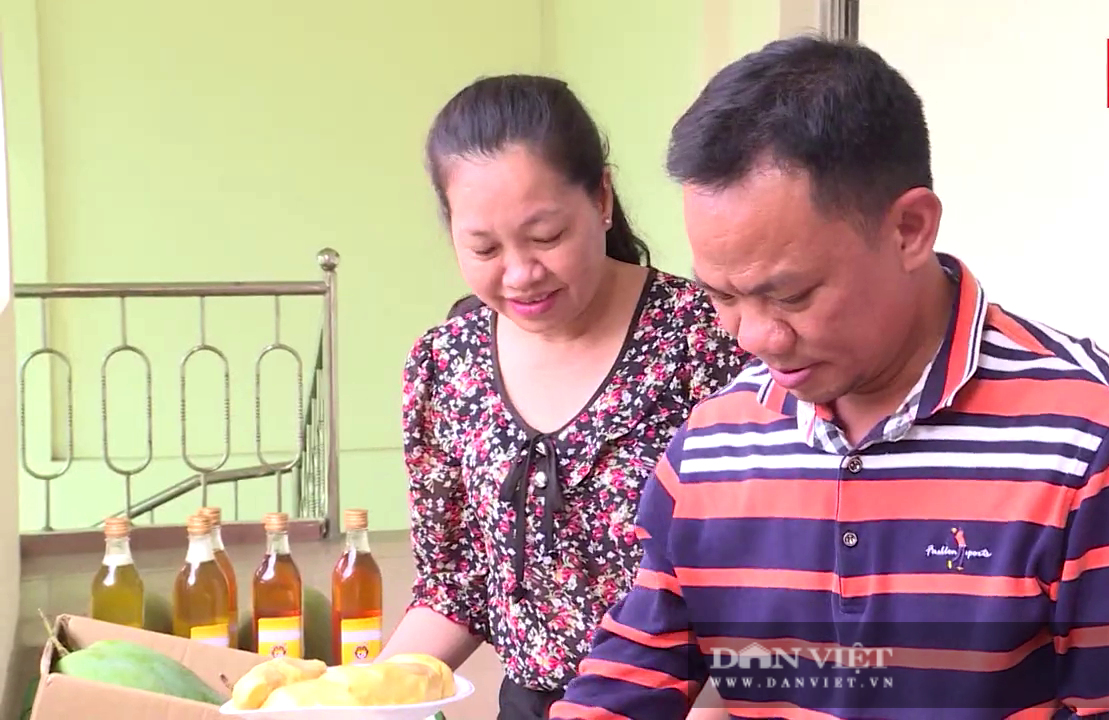 Đồng Nai: Bằng cách này anh nông dân đã nâng giá trị trái sầu riêng lên gấp 3 lần để mang về tiền tỷ - Ảnh 1.
