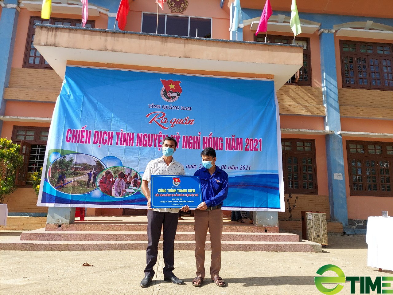 Quảng Nam: “Thần đèn” Phạm Phú Hiển thắp sáng đường quê miền núi - Ảnh 1. Quảng Nam: “Thần đèn” Phạm Phú Hiển thắp sáng đường quê miền núi - Ảnh 1.