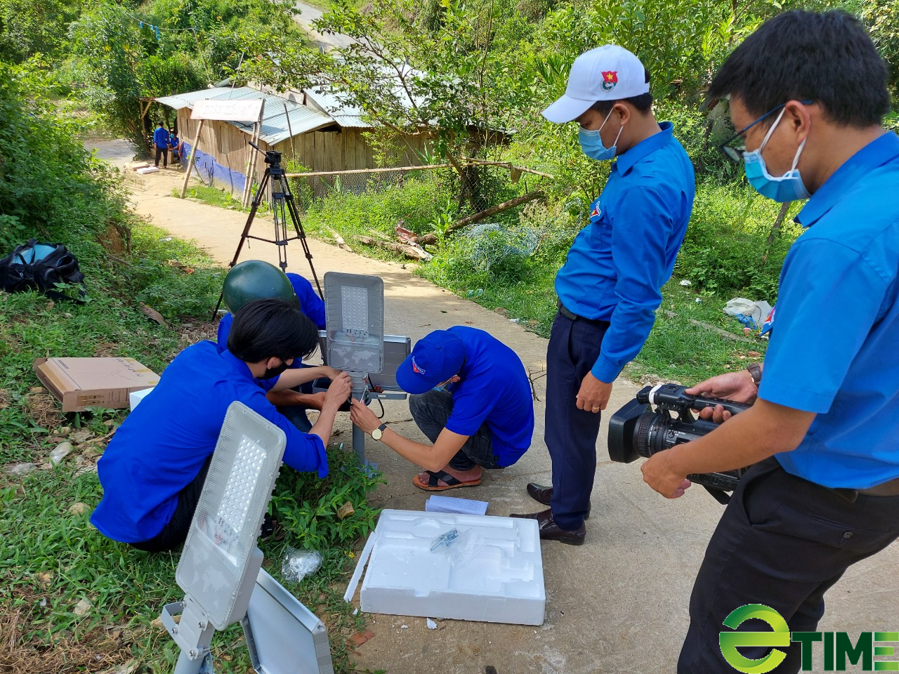 Quảng Nam: “Thần đèn” Phạm Phú Hiển thắp sáng đường quê miền núi - Ảnh 4. Quảng Nam: “Thần đèn” Phạm Phú Hiển thắp sáng đường quê miền núi - Ảnh 4.