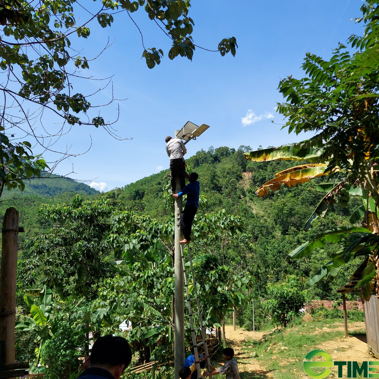 Quảng Nam: “Thần đèn” Phạm Phú Hiển thắp sáng đường quê miền núi - Ảnh 3. Quảng Nam: “Thần đèn” Phạm Phú Hiển thắp sáng đường quê miền núi - Ảnh 3.