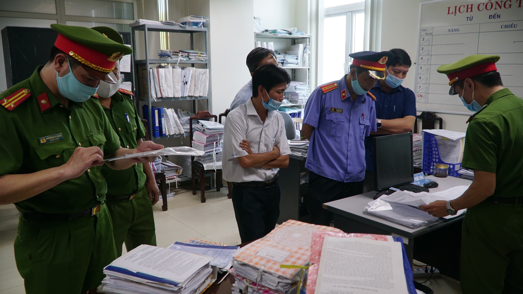 Vụ kê khống 353 mộ giả: Thêm 3 chuyên viên thuộc UBND TP.Huế bị khởi tố  - Ảnh 3.