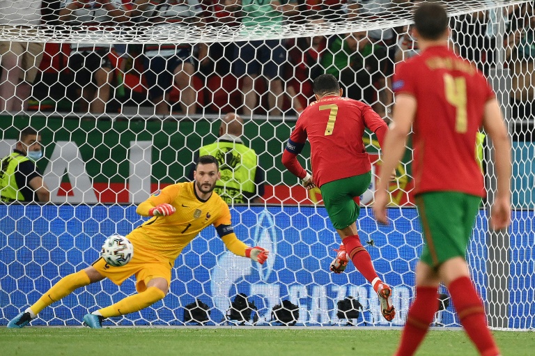 Ronaldo đá phạt đền vào lưới tuyển Pháp.