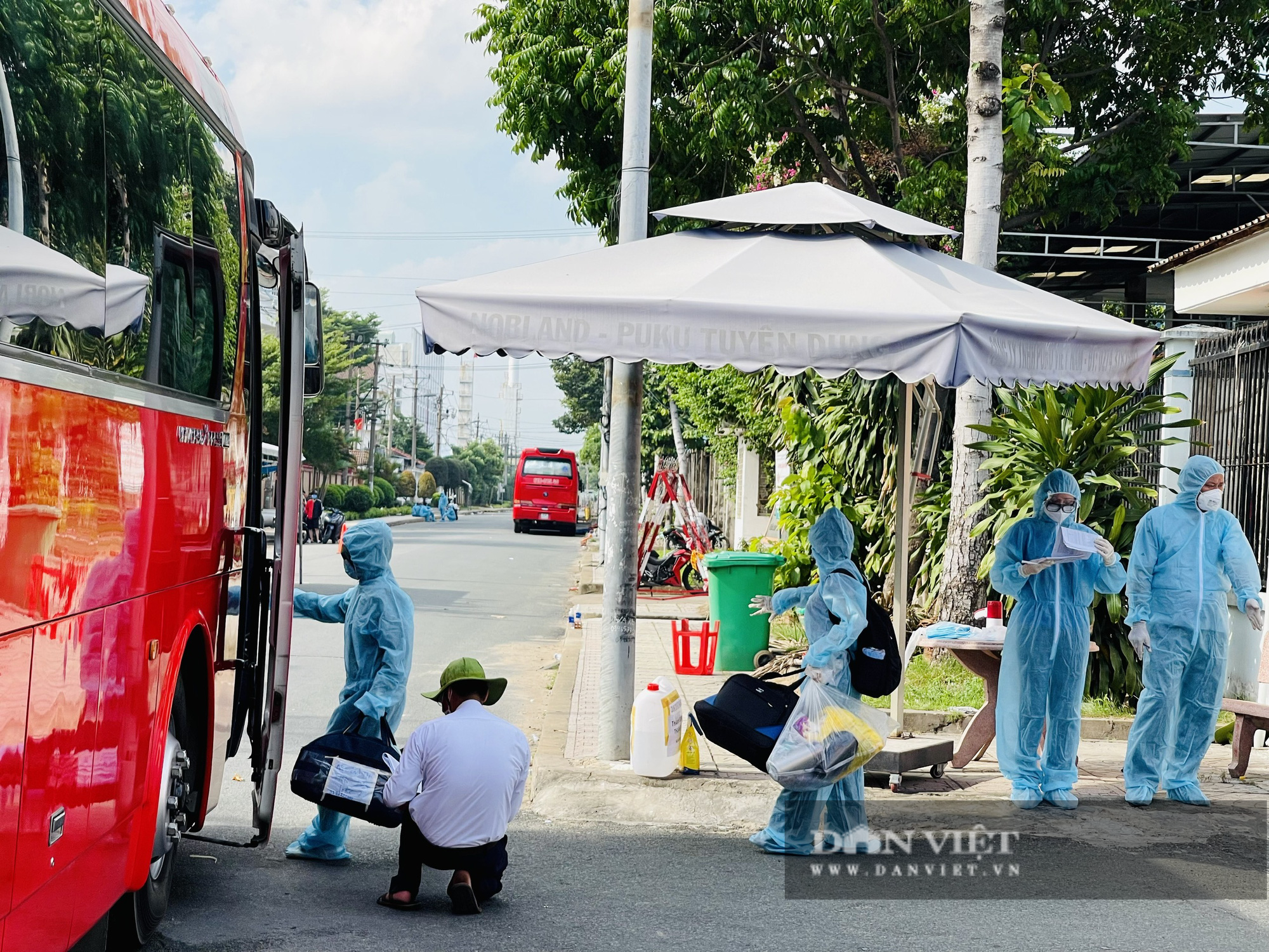 Bình Dương cấm chợ tự phát, lên phương án tiêm vaccine cho 1,4 triệu người - Ảnh 2.