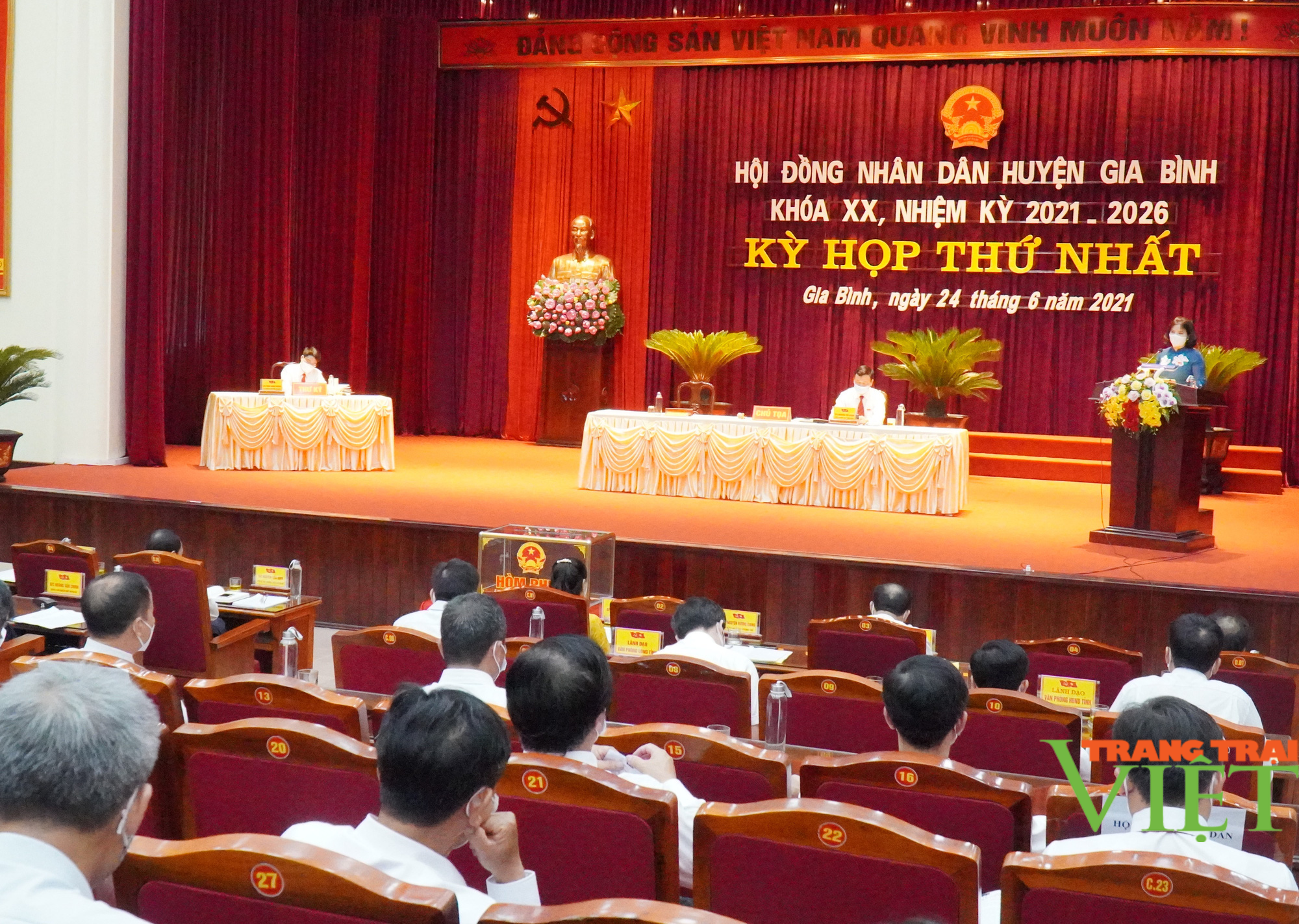 Bắc Ninh: Bí thư Huyện ủy Gia Bình Nguyễn Thị Hà được bầu làm Chủ tịch HĐND huyện nhiệm kỳ 2021-2026 - Ảnh 1. Bắc Ninh: Bí thư Huyện ủy Gia Bình Nguyễn Thị Hà được bầu làm Chủ tịch HĐND huyện nhiệm kỳ 2021-2026 - Ảnh 1.