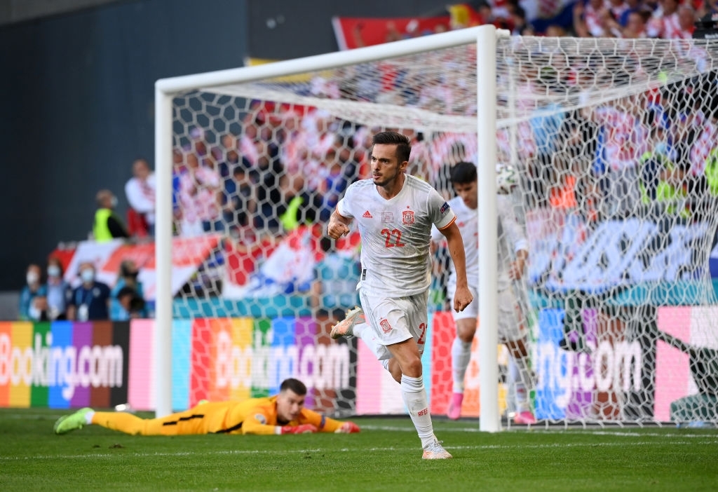 Pablo Sarabia quân bình tỉ số 1-1 cho Tây Ban Nha.