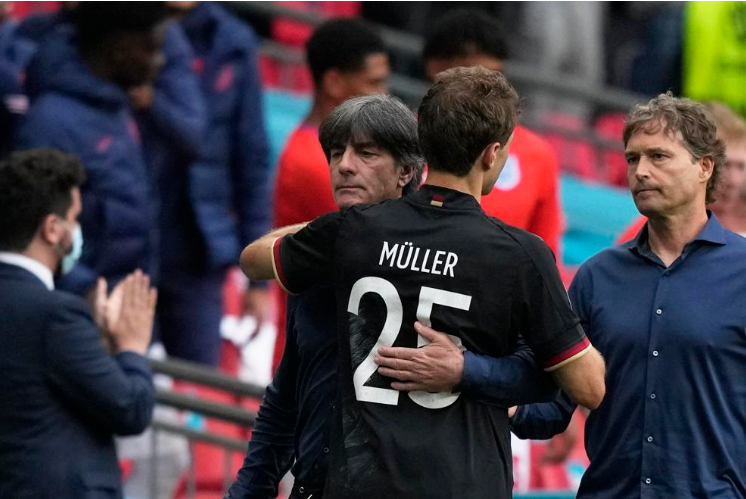Gương mặt đượm buồn của Joachim Low.