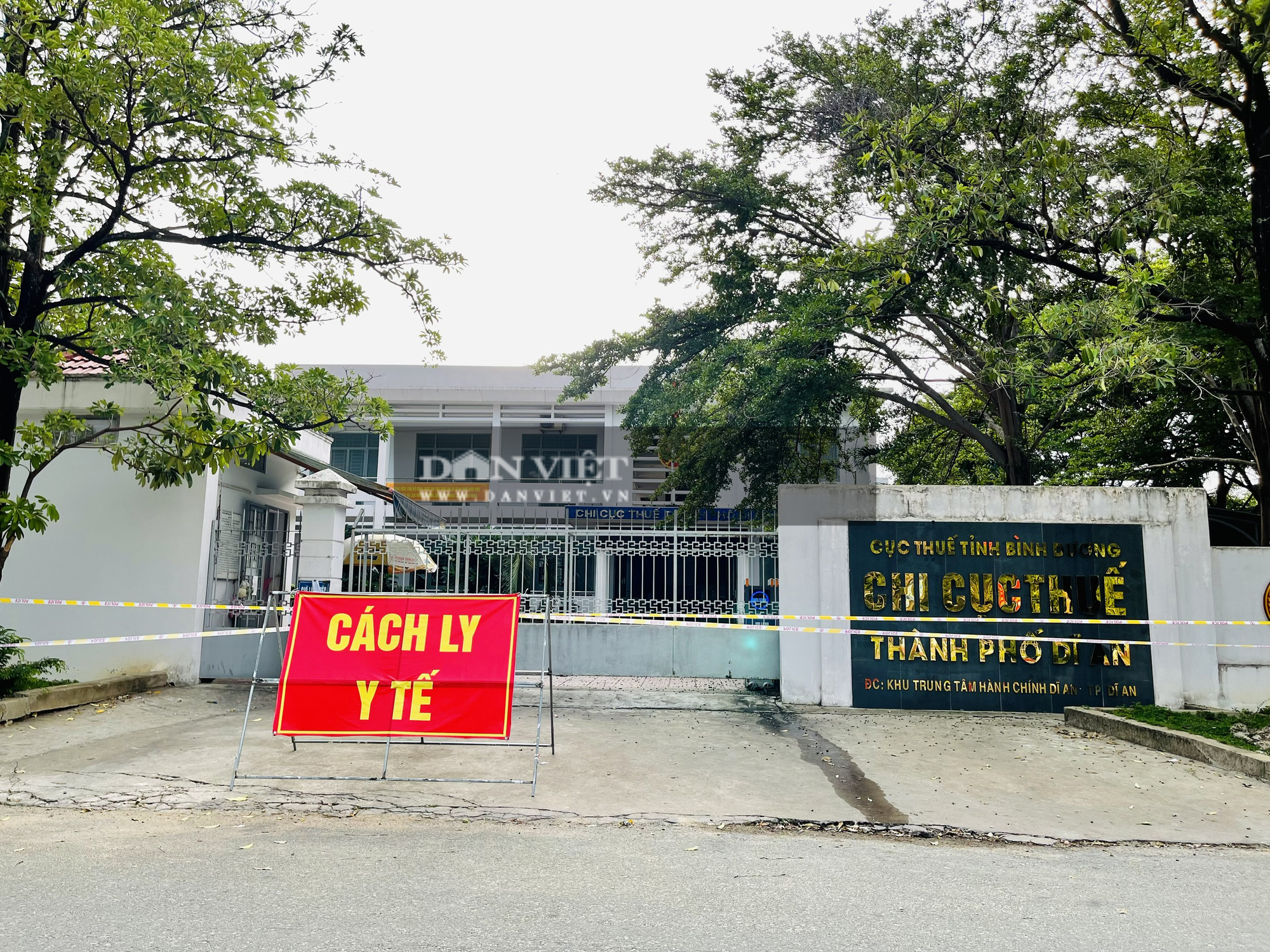 Bình Dương: Bệnh viện Quân y 4 tạm dừng hoạt động, Chi Cục thuế TP. Dĩ An bị phong toả vì liên quan đến Covid-19 - Ảnh 1.