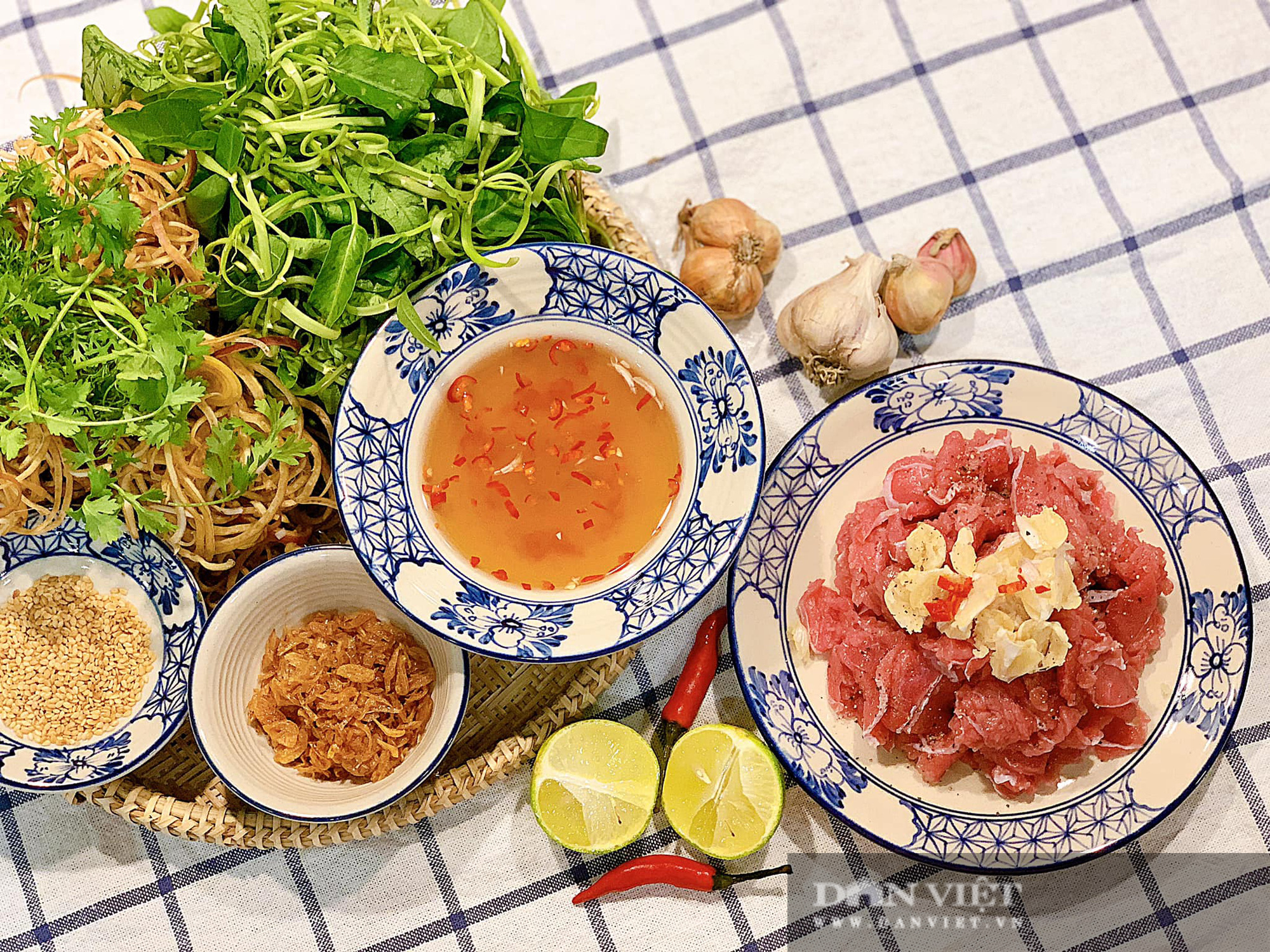 Đổi món với gỏi bò rau muống hoa chuối cho bữa cơm ngày hè thanh mát - Ảnh 2.