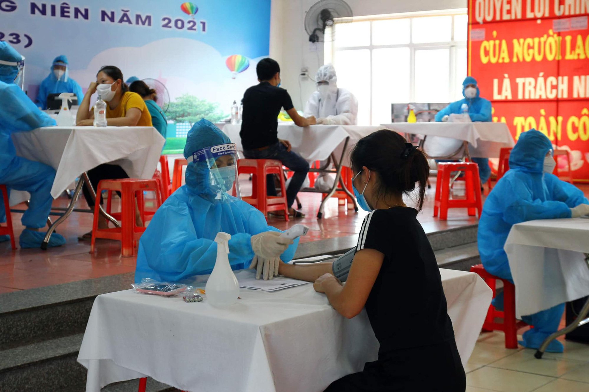 Đẩy nhanh xét nghiệm và tiêm vaccine  cho công nhân - Ảnh 1.