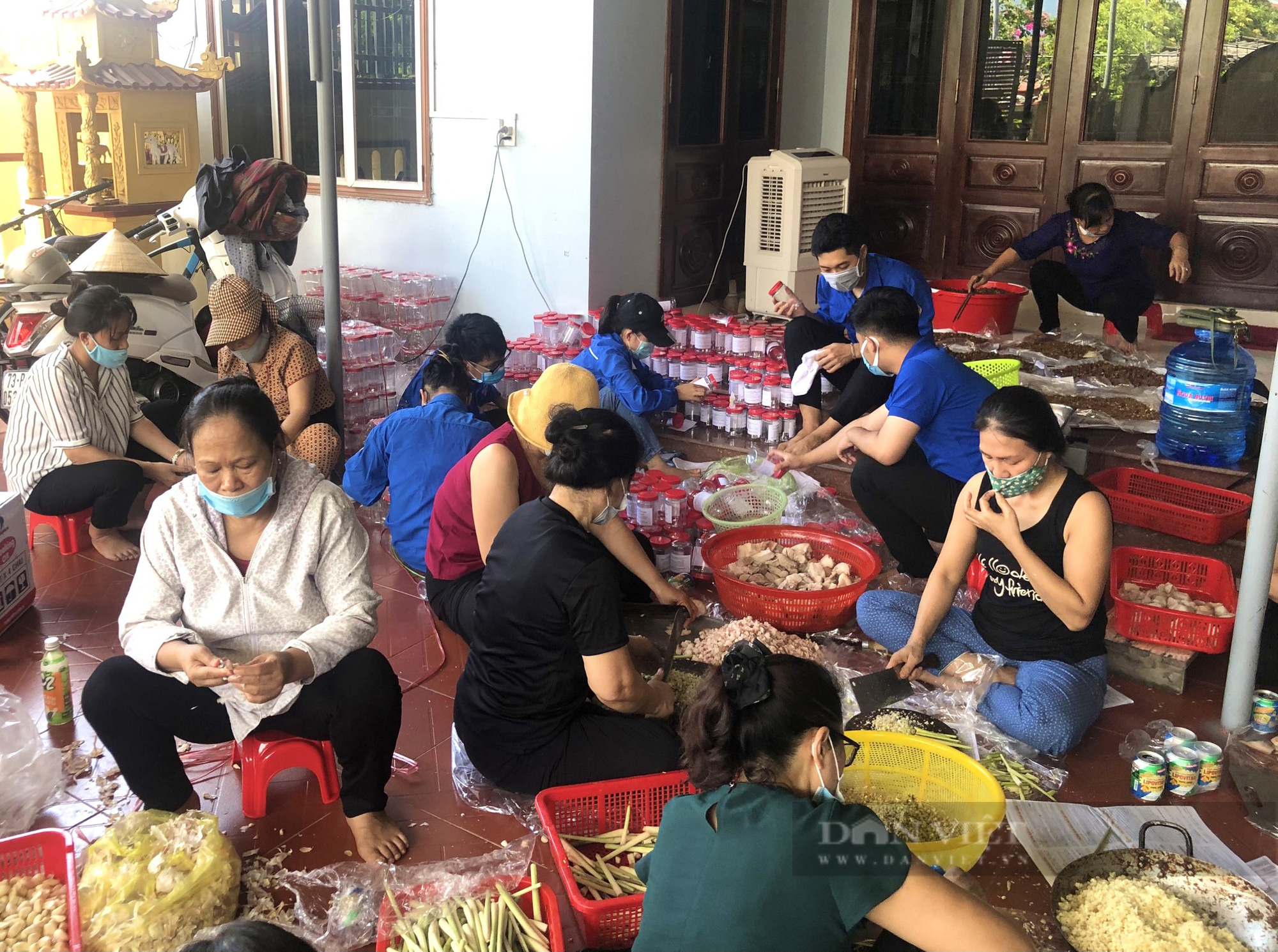 Người dân Quảng Bình làm ruốc thịt, gom nông sản, hải sản gửi TP. Hồ Chí Minh chống dịch Covid-19 - Ảnh 1.