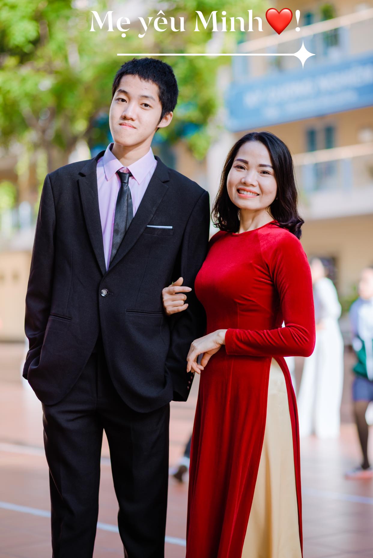 Người mẹ nghỉ việc ở nhà nuôi dạy con tự kỷ đỗ cùng lúc 3 trường đại học - Ảnh 1.