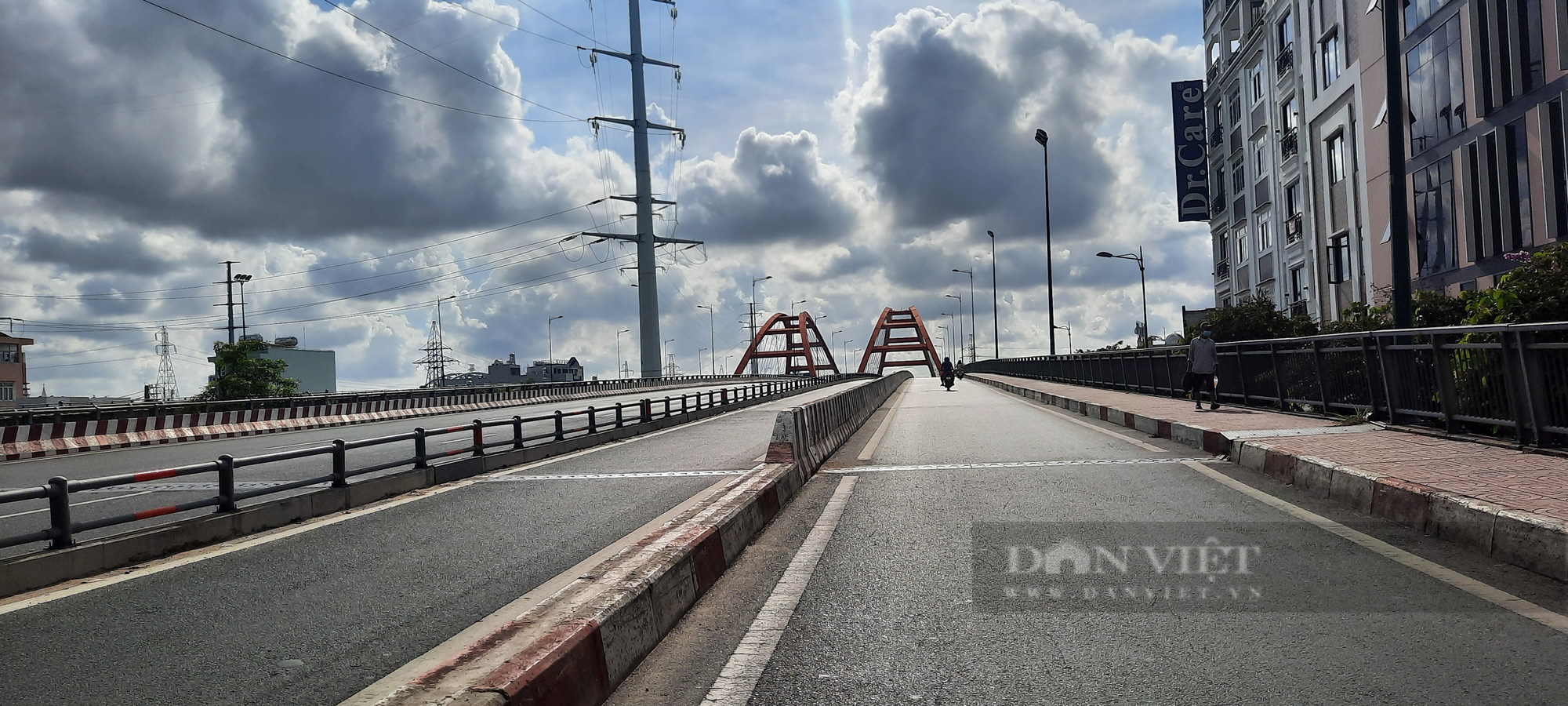 ẢNH: Đường sá tại TP.HCM vắng lặng… đến “lạnh người” để cùng phòng chống Covid-19 - Ảnh 3.