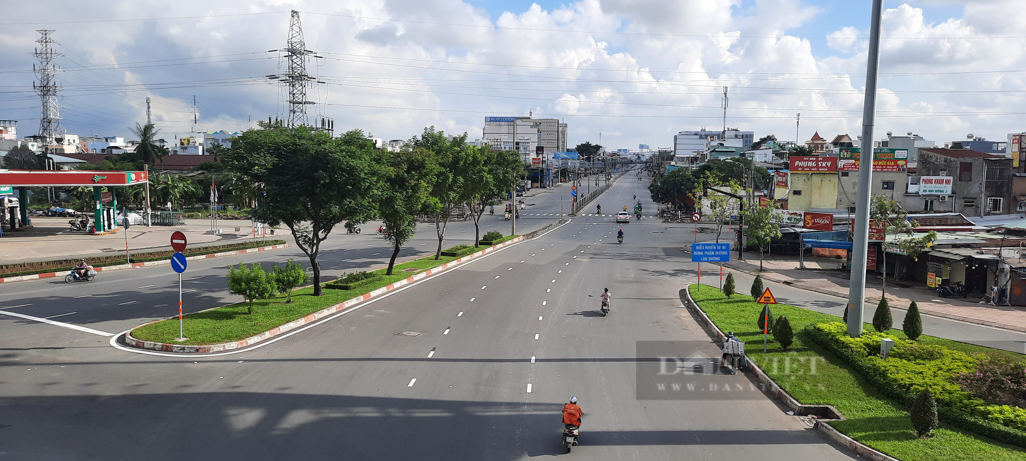 ẢNH: Đường sá tại TP.HCM vắng lặng… đến “lạnh người” để cùng phòng chống Covid-19 - Ảnh 4.