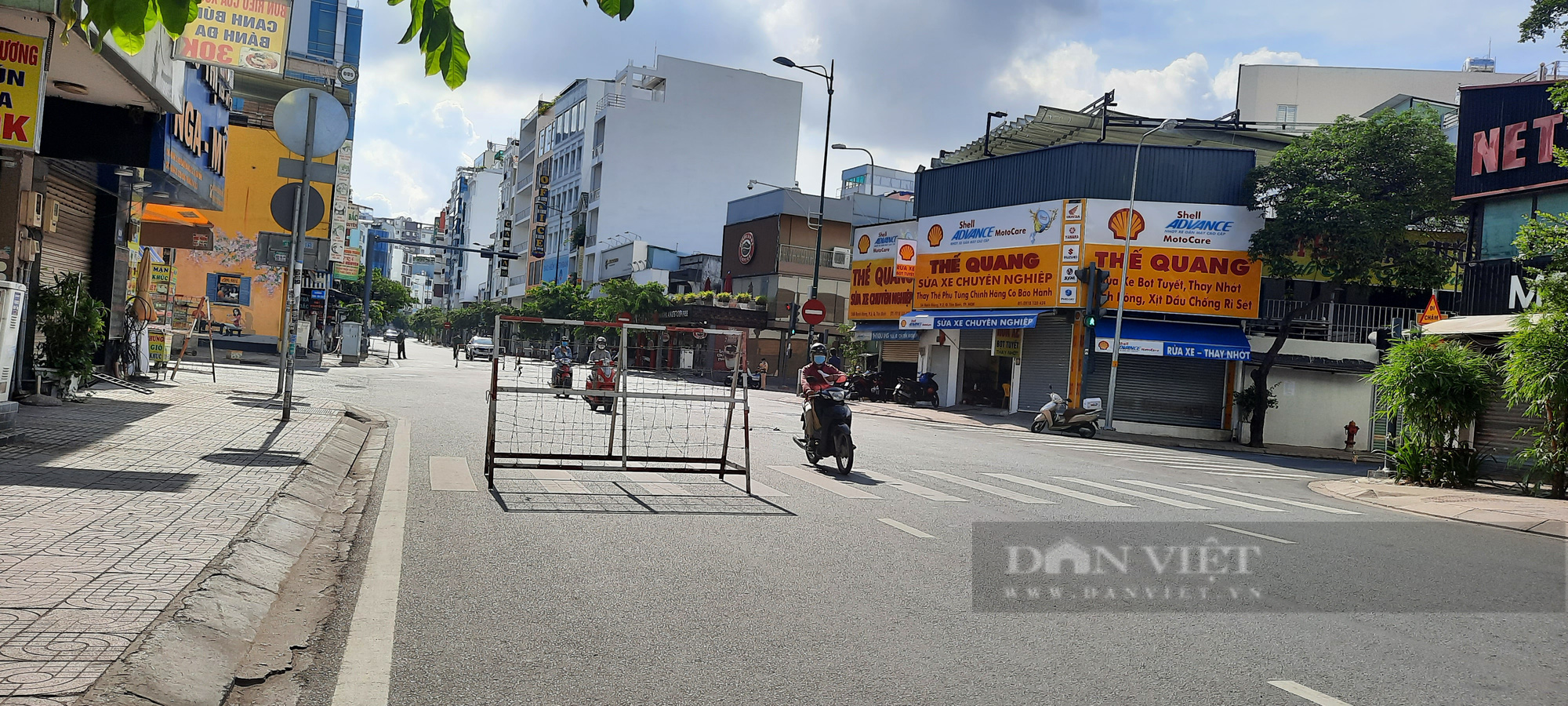 ẢNH: Đường sá tại TP.HCM vắng lặng… đến “lạnh người” để cùng phòng chống Covid-19 - Ảnh 7.