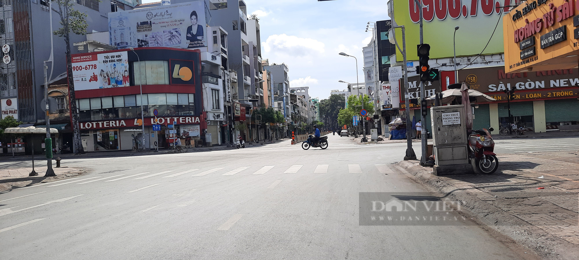 ẢNH: Đường sá tại TP.HCM vắng lặng… đến “lạnh người” để cùng phòng chống Covid-19 - Ảnh 11.